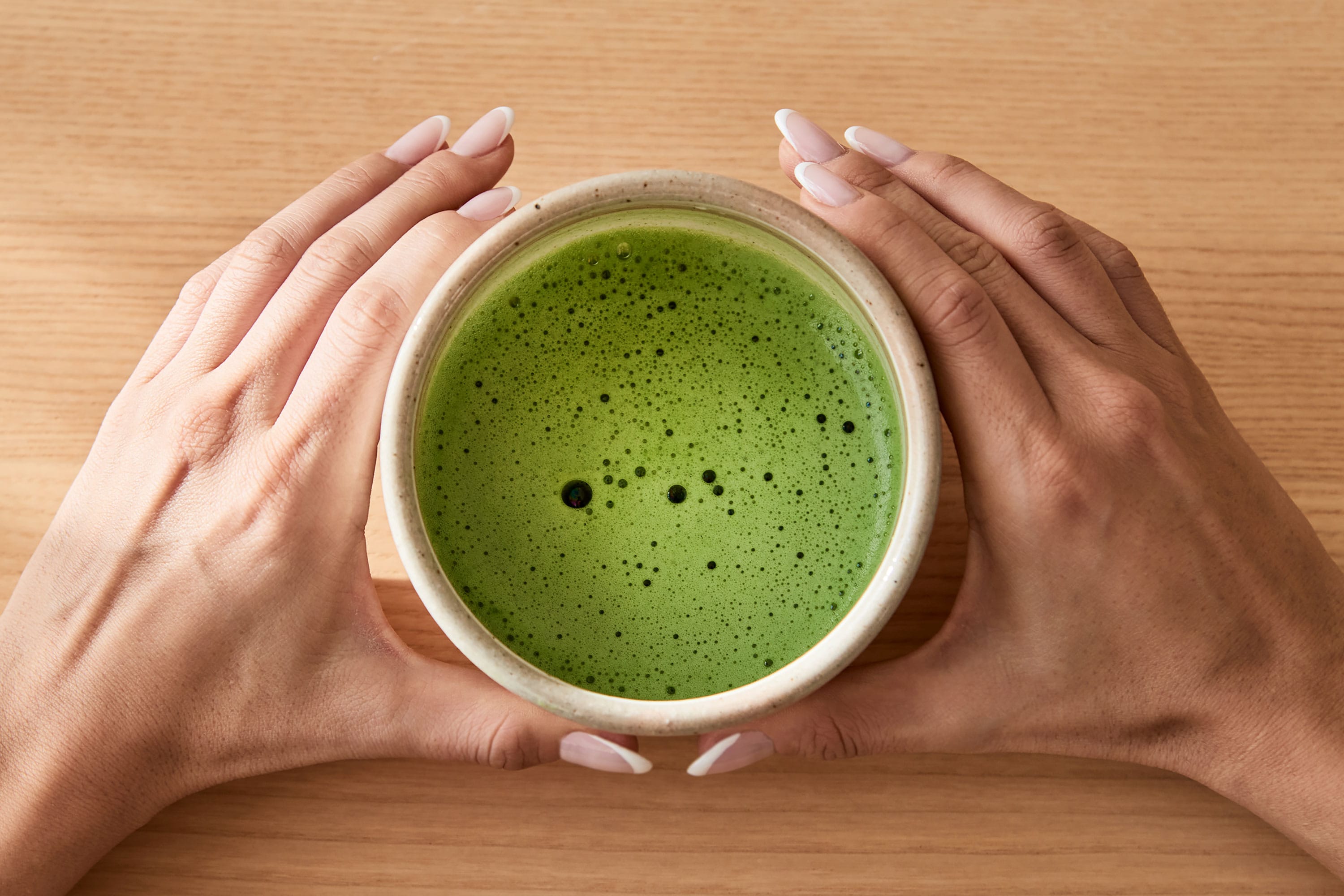 Matcha-Bowl auf Tisch